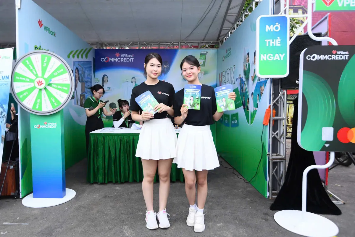 Gian hàng VPBank tại VPIM 2025: sôi động, hào hứng với những trải nghiệm trò chơi công nghệ cao - Ảnh 7.