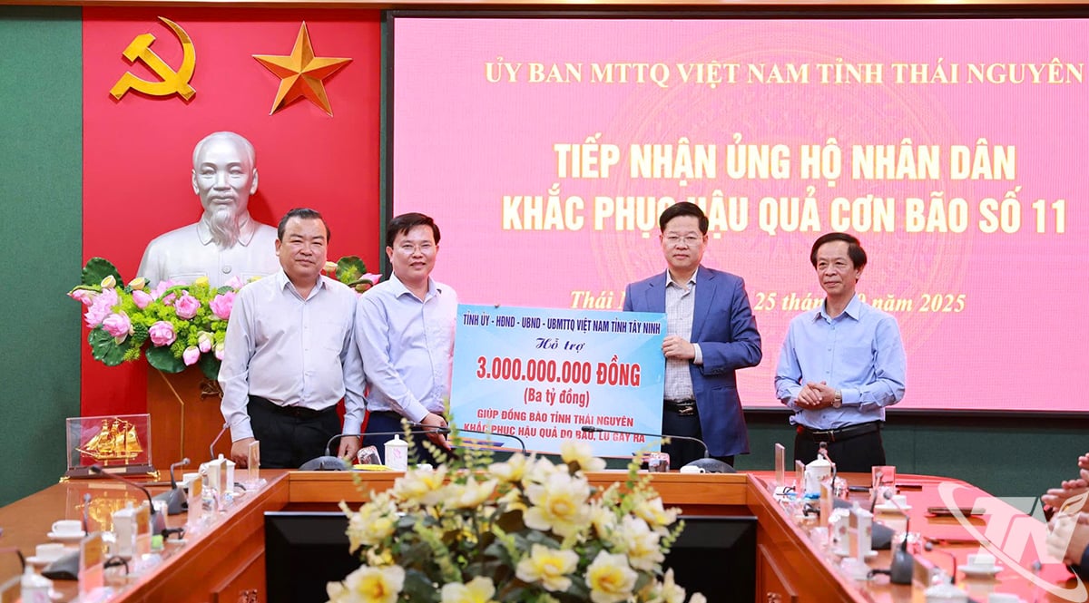 Ordförande för den provinsiella fosterlandsfrontens kommitté, Dinh Quang Tuyen, fick stöd från Tay Ninh-provinsen.