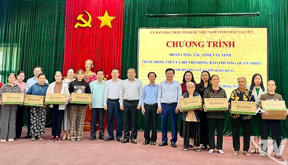 Arbetsdelegationen från Tay Ninh-provinsen tilldelade 10 stödpaket till hushåll som drabbats av svåra skador i Quan Trieu-distriktet.