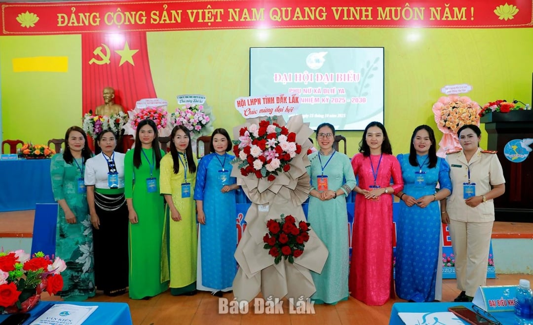The Standing Committee of the Dak Lak Provincial Women's Union presented a flower basket to congratulate the congress.