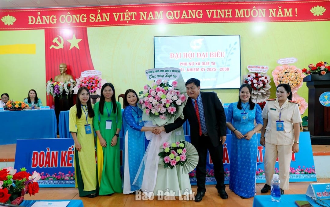Party Secretary, Chairman of People's Council of Dliê Ya Y Bion Nie commune presented flower baskets