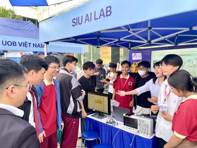 Học sinh THPT tìm hiểu nghề nghiệp tại ngày hội việc làm - Ảnh 4.