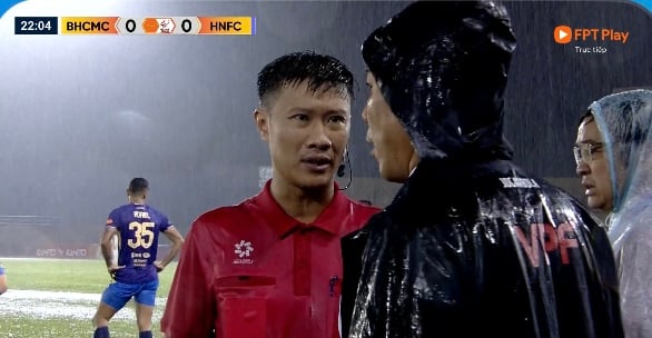 Trời mưa cực lớn, trận đấu Becamex Bình Dương - Hà Nội phải tạm dừng: Sân Gò Đậu kịch tính- Ảnh 1.