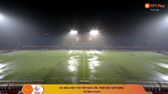 Trời mưa cực lớn, trận đấu Becamex Bình Dương - Hà Nội phải tạm dừng: Sân Gò Đậu kịch tính- Ảnh 2.