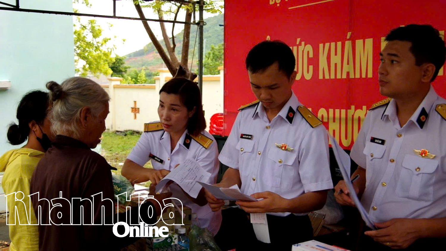 គ្រូពេទ្យ និងគិលានុបដ្ឋាយិកា ផ្តល់ថ្នាំដោយឥតគិតថ្លៃដល់ប្រជាពលរដ្ឋ