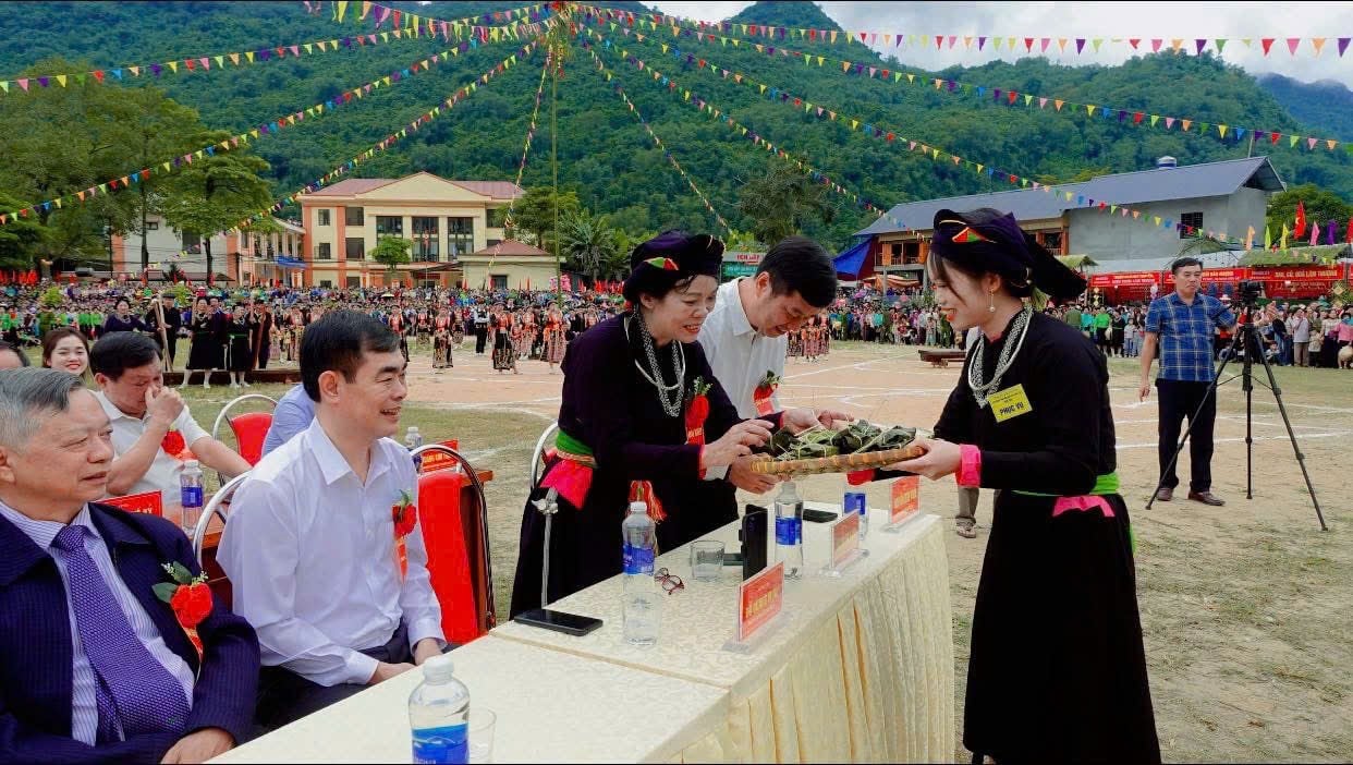 Các cô gái Tày mời đại biểu thưởng thức món bánh truyền thống của địa phương.