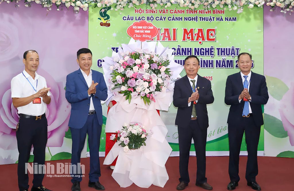 প্রাদেশিক বনসাই সমিতিগুলি ২০২৫ সালের হা নাম ক্লাস্টার বনসাই প্রদর্শনীর উদ্বোধনী অনুষ্ঠানে ফুল দিয়ে অভিনন্দন জানিয়েছে।