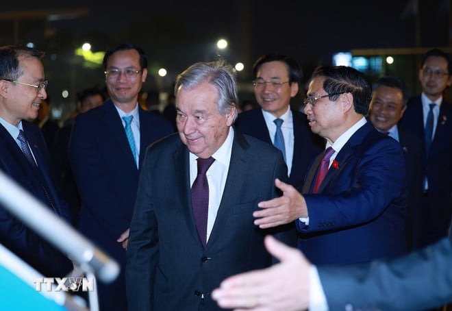 ttxvn-thu-tuong-va-tong-thu-ky-lien-hop-quoc-cung-len-duong-tham-du-hoi-nghi-cap-cao-asean-lan-thu-47-4.jpg