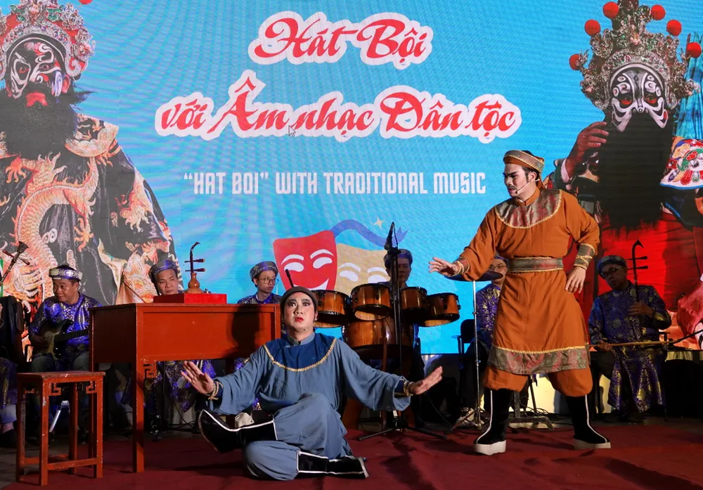 ศิลปิน Bao Chau (ซ้าย) และศิลปิน Thanh Binh ในข้อความที่ตัดตอนมาจาก