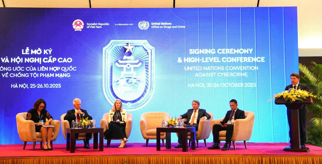 Bakan Nguyen Hai Ninh (sağdan ikinci) tartışma oturumuna katıldı.