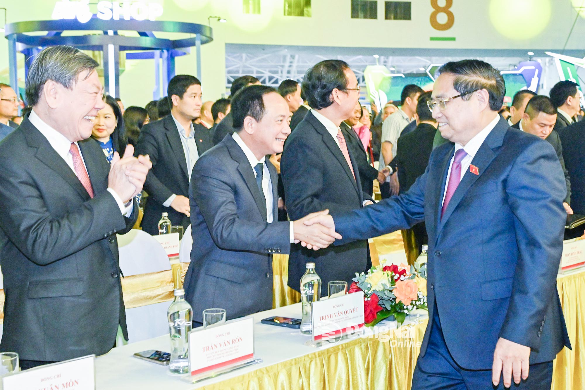 Perdana Menteri Pham Minh Chinh dan pemimpin Parti dan Negeri menghadiri majlis perasmian Pameran Musim Gugur 2025. Foto: Lai Hoa