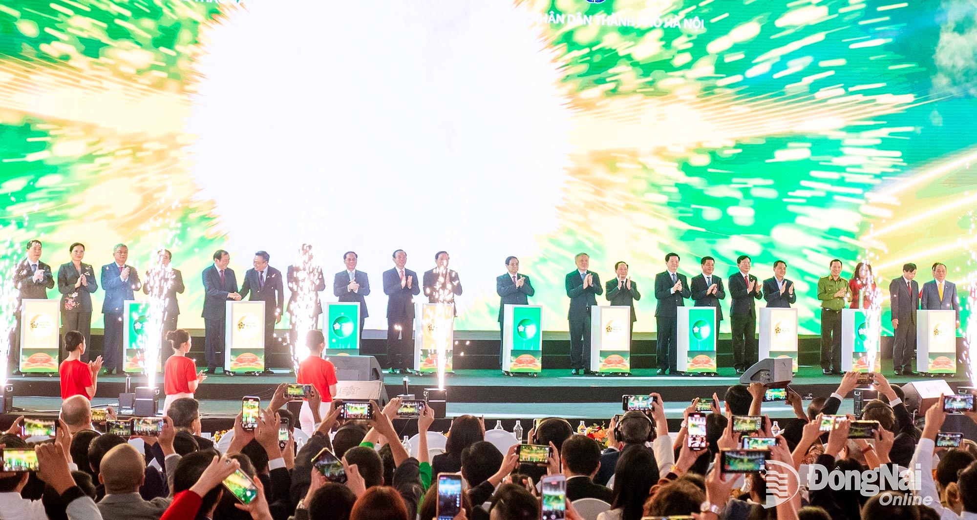 Perdana Menteri Pham Minh Chinh dan pemimpin Parti dan Negeri mengadakan upacara perasmian pameran itu. Foto: Xuan Luong