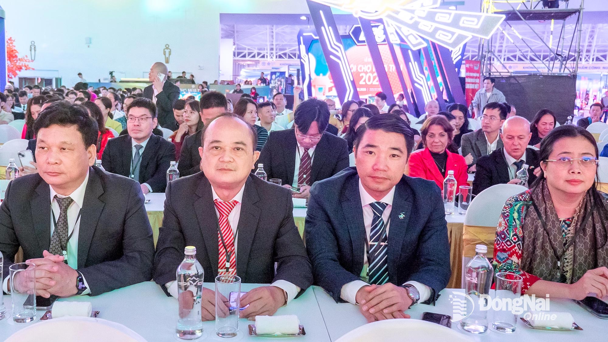 Delegasi Dong Nai yang diketuai oleh ahli Jawatankuasa Parti Wilayah dan Pengarah Jabatan Perindustrian dan Perdagangan Vu Ngoc Long menghadiri majlis perasmian pameran itu. Foto: Xuan Luong