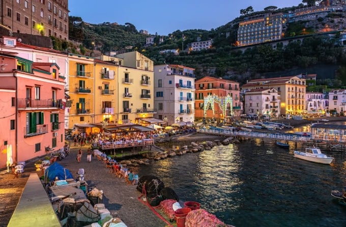 Neapel är en hamnstad i södra Italien. Foto: Hotell