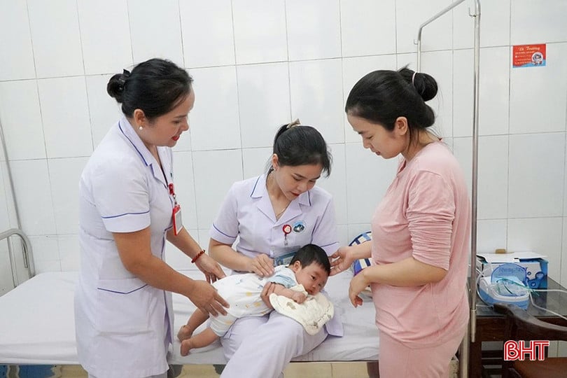 Điều dưỡng còn là người đồng hành và hướng dẫn các bà mẹ chăm sóc trẻ sơ sinh.