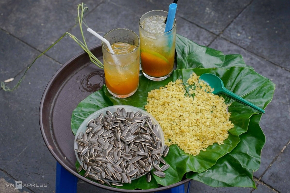Gánh hàng rong bán đặc sản cốm mùa thu Hà Nội.