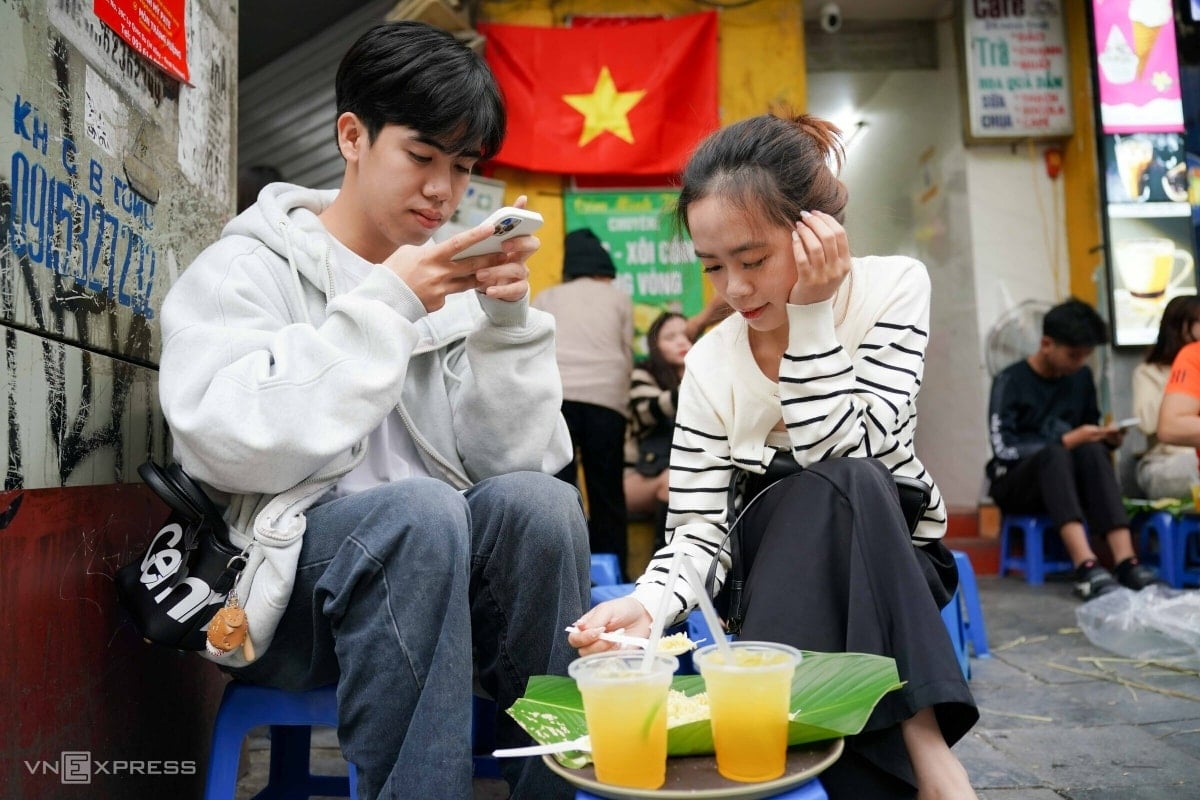 Thưởng thức combo trà chanh, cốm và hạt hướng dương là một nét văn hóa đặc trưng.