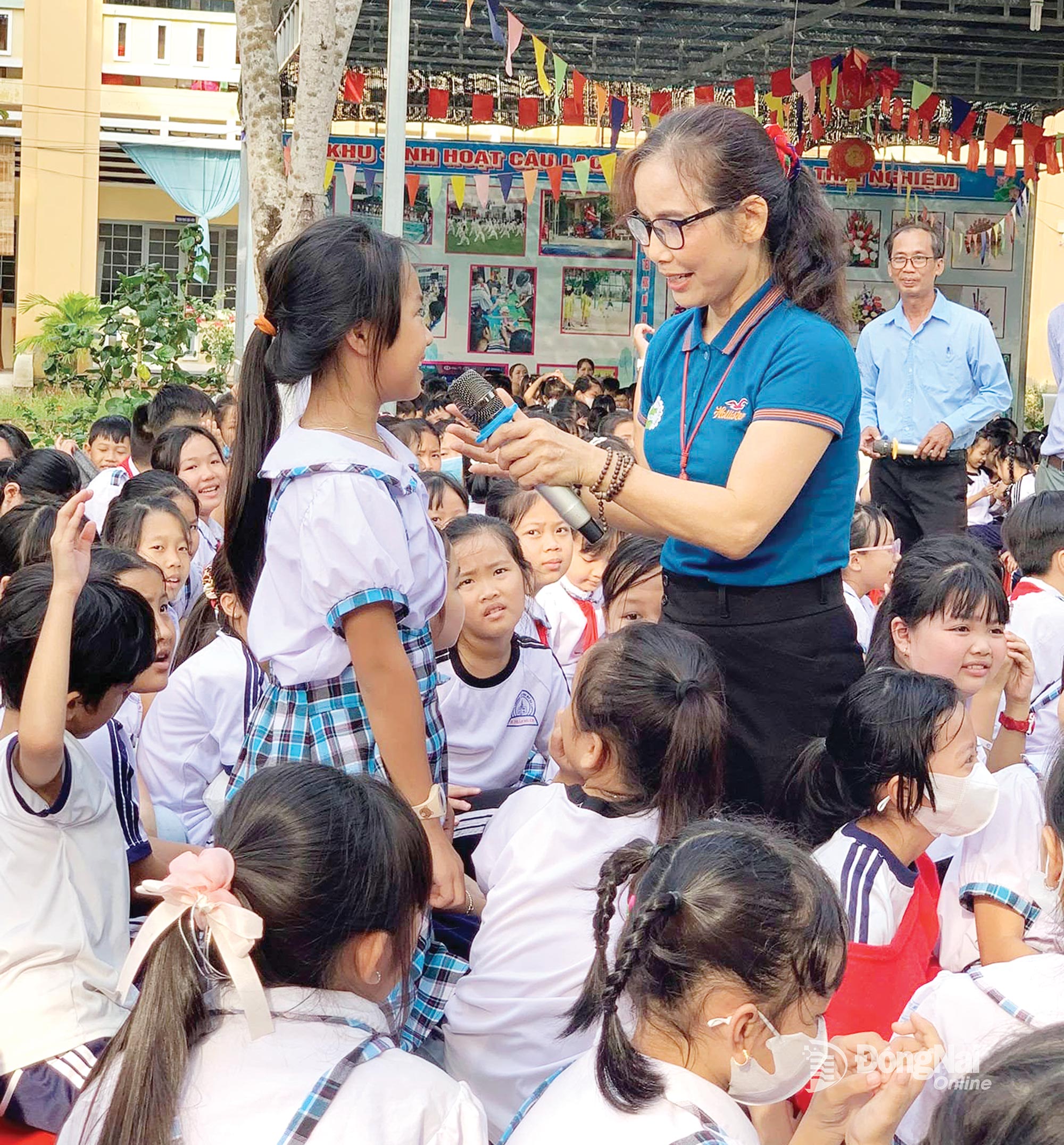 Fru Hoang Thi Thu Hien i ett program inom Good Books Project för grundskoleelever.