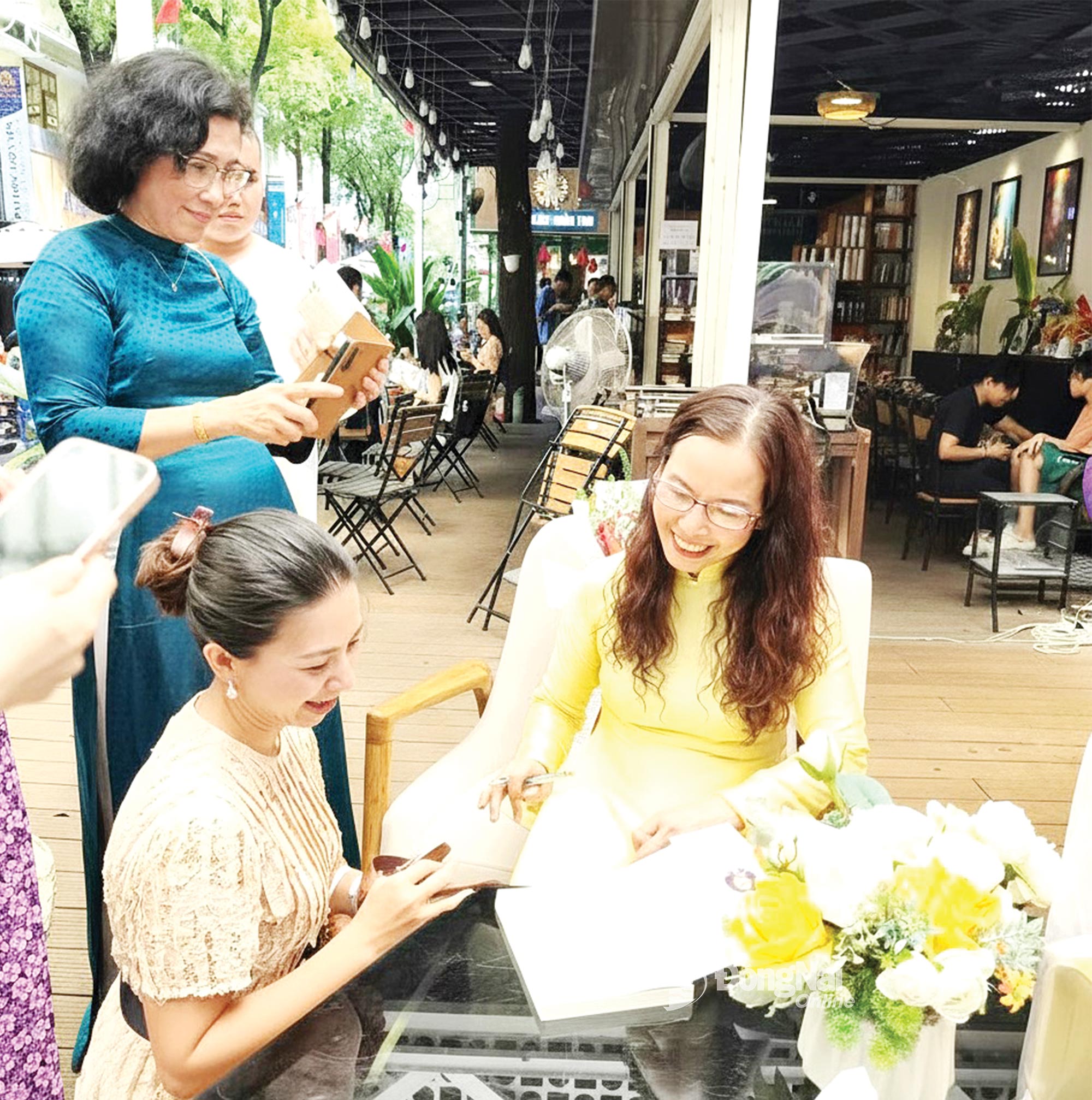 Fru Hoang Thi Thu Hien signerade boken