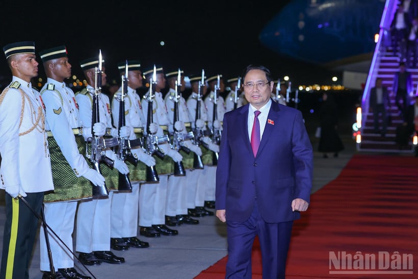 Thủ tướng Chính phủ Phạm Minh Chính cùng Đoàn đại biểu Việt Nam tới Thủ đô Kuala Lumpur, Malaysia, bắt đầu chuyến công tác tham dự Hội nghị Cấp cao ASEAN lần thứ 47 và các hội nghị cấp cao liên quan. (Ảnh: VGP/Nhật Bắc)