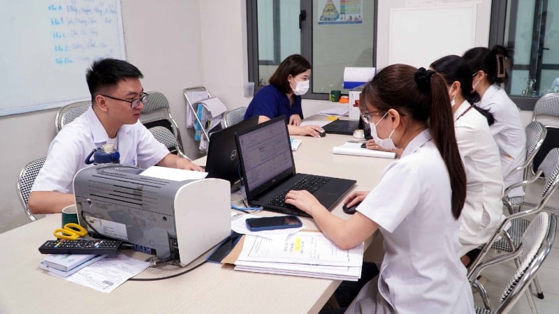 Dosarele medicale electronice îi ajută pe medici să caute rapid și precis informații despre pacienți și să economisească timp. (Foto: VNA)