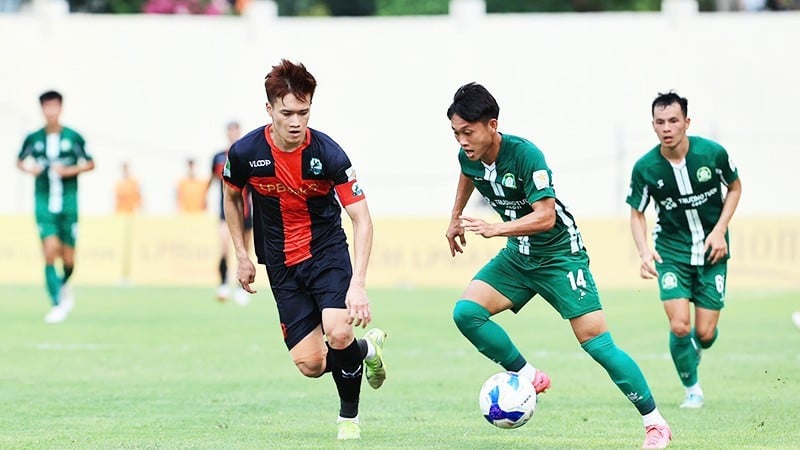 O Ninh Binh FC (à esquerda) e o PVF-CAND prometem trazer muitas surpresas interessantes para a V.League 2025-2026. (Foto: VPF)