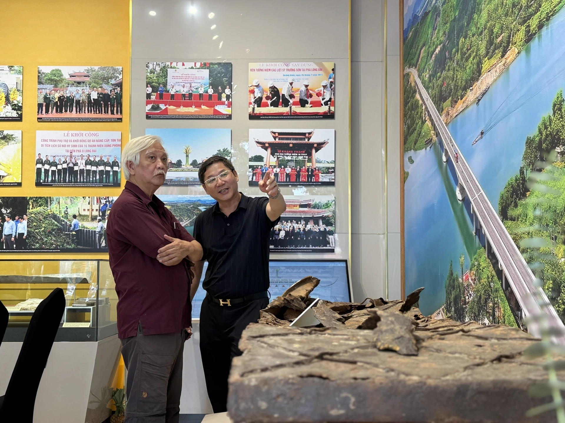 Historik Duong Trung Quoc navštěvuje památku na terminálu trajektů Long Dai II – místo, kde v obci Truong Ninh obětovalo své životy 16 mladých dobrovolníků – Foto: D.H