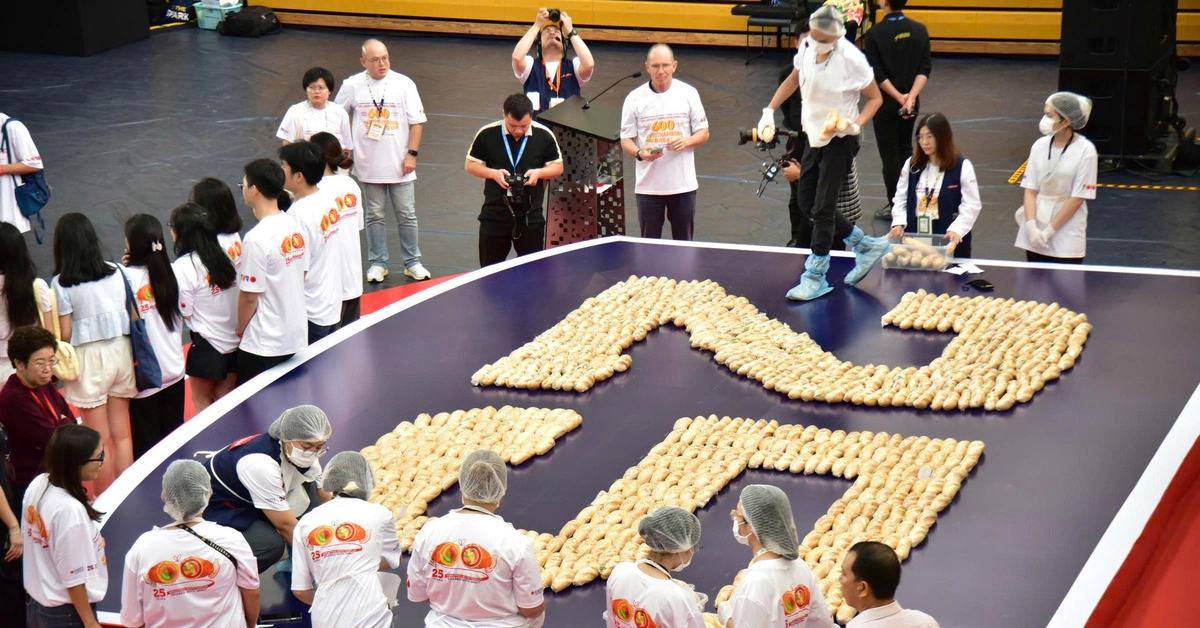 Xác lập kỷ lục Guinness xếp 631 ổ bánh mì kẹp thịt thành số lớn nhất thế giới