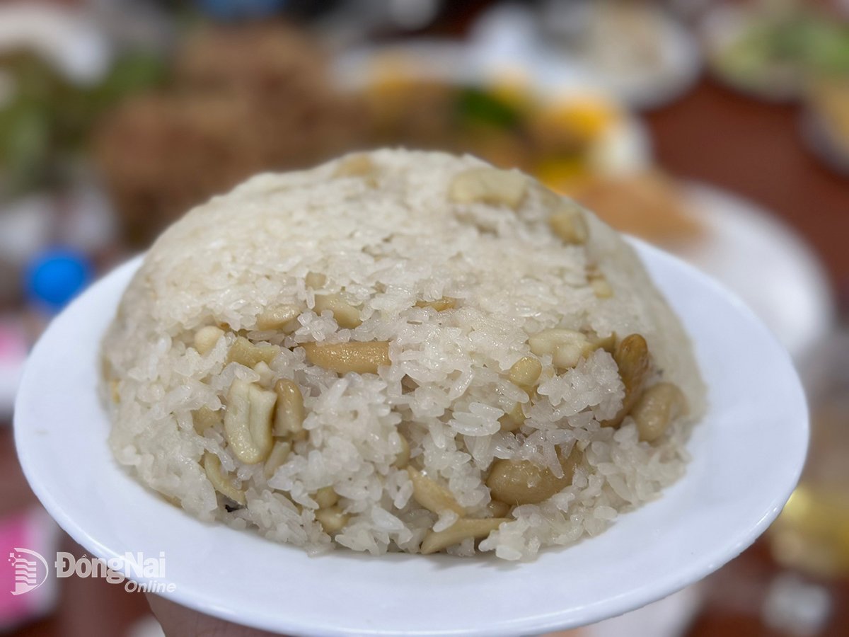 Klibbigt ris med cashewnötter - en daglig rätt för folket i cashewnötslandet.