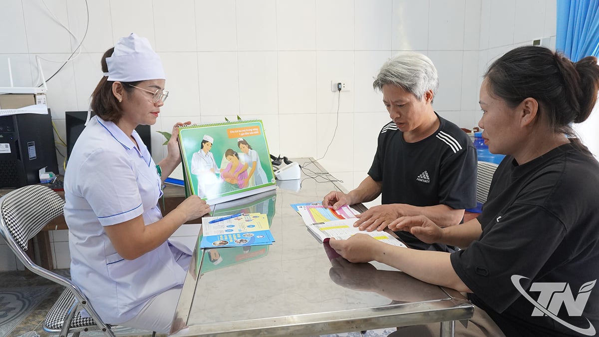 Personalul Stației de Sănătate My Thanh a oferit consultanță în materie de sănătate reproductivă doamnei Ban Thi Tam și soțului ei, din satul Phieng Kham, comuna Cam Giang.