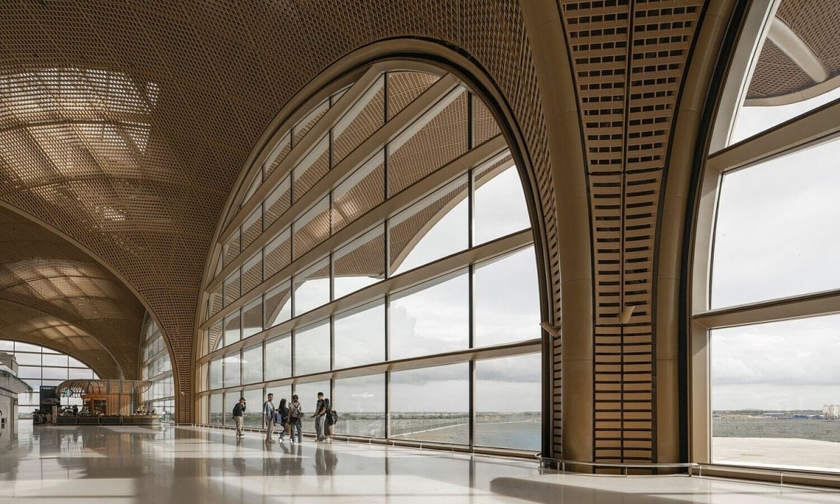 Sala de espera espaçosa e moderna no aeroporto Techo.