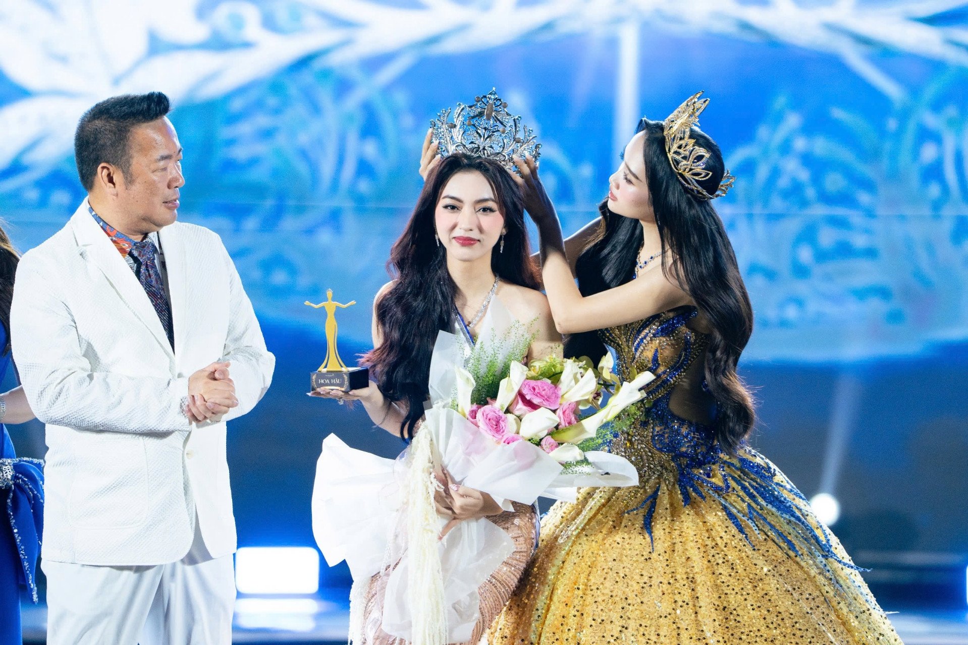 batch_Miss Student Vietnam 2024 Duong Tra Giang kroont de nieuwe Miss Student Vietnam 2025 Hoang Ngoc Nhu.jpg