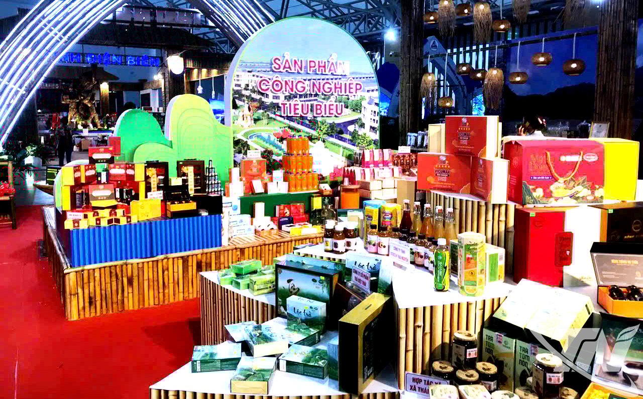 Ausstellungsfläche für typische ländliche Industrieprodukte von Thai Nguyen auf der Herbstmesse 2025 (findet vom 26. Oktober bis 4. November statt).