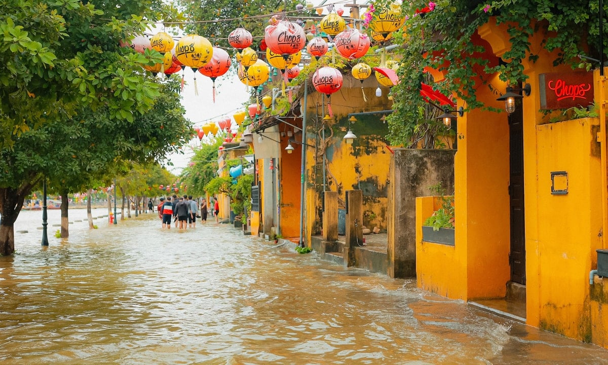 ហាងកាហ្វេមួយនៅផ្លូវង្វៀនថៃហុកនៅតែបើកស្វាគមន៍អតិថិជន។