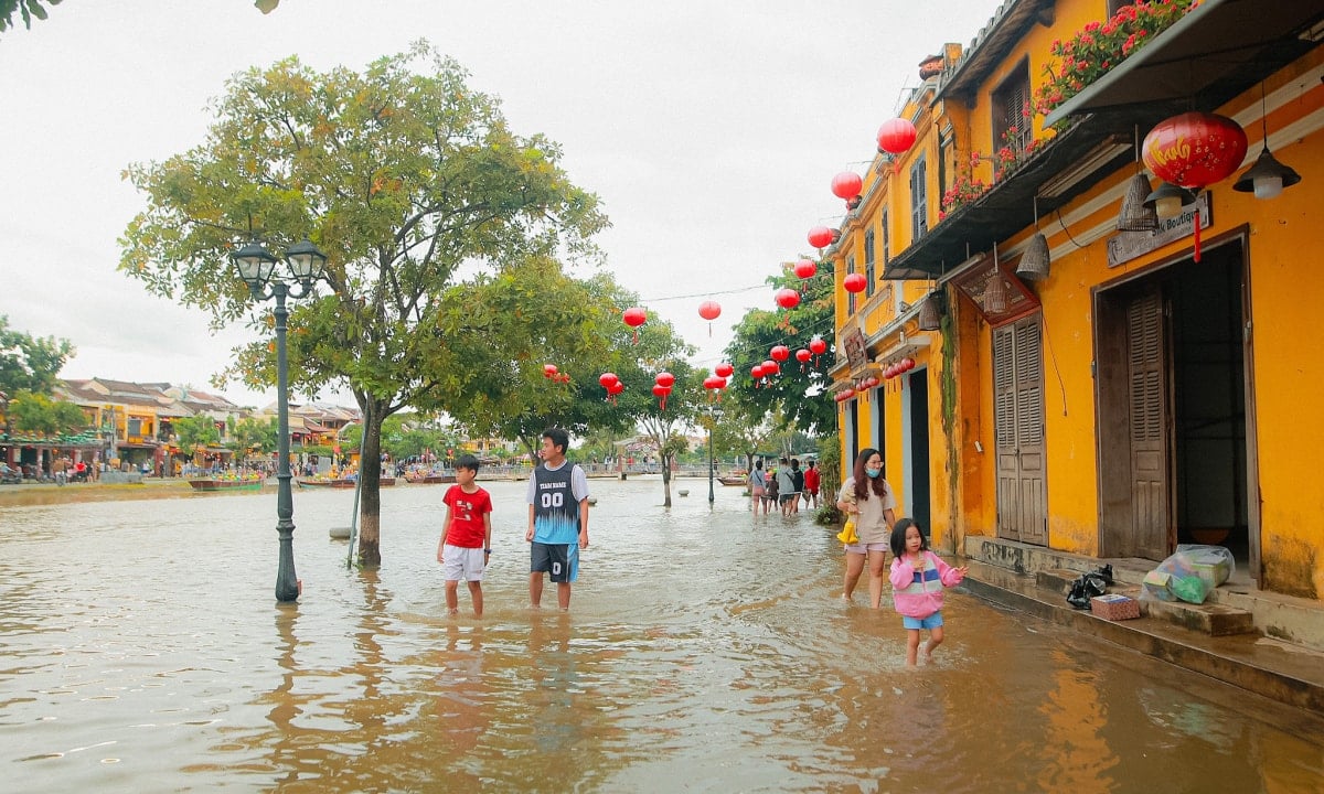 ទូកបានបោះយុថ្កានៅតាមដងទន្លេ Hoai នៅពេលកម្ពស់ទឹកឡើង។