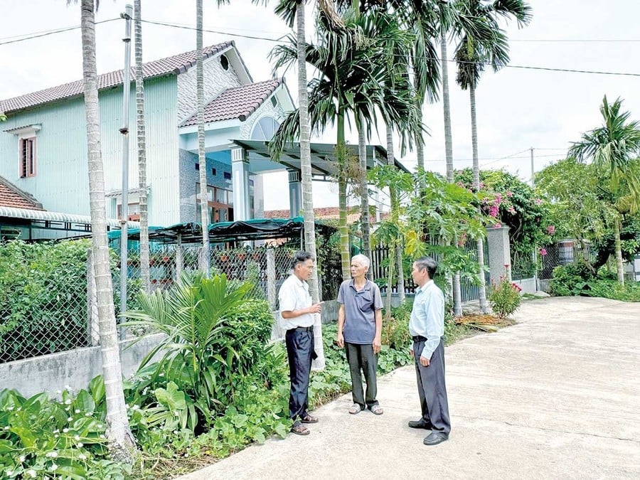 bi-thu-chi-bo-to-dan-pho-tho-loc-1-phuong-an-nhon-nam-phan-chau-tuan-bia-trai-van-dong-nhan-dan-chung-tay-xay-dung-khu-pho-van-minh-an-ninh-an-toan-anh-nq.jpg