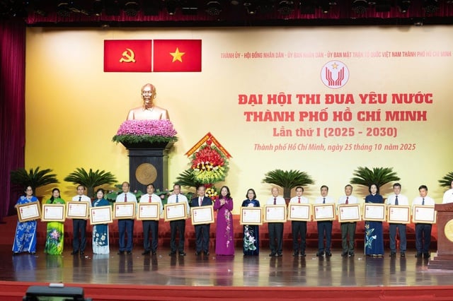 แข่งขันสร้างนครโฮจิมินห์ให้ติดอันดับ 100 เมืองน่าอยู่ที่สุดในโลก - ภาพที่ 1 Thi đua xây dựng TPHCM thuộc nhóm 100 thành phố toàn cầu đáng sống- Ảnh 1.