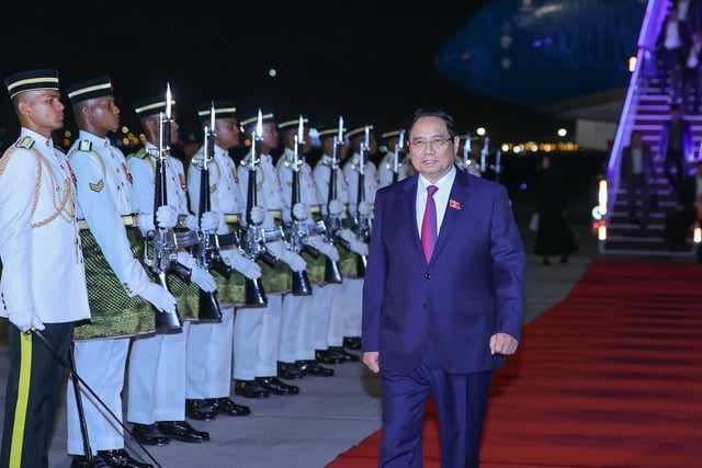 Thủ tướng tới Kuala Lumpur, bắt đầu các hoạt động tại Hội nghị Cấp cao ASEAN 47- Ảnh 1.