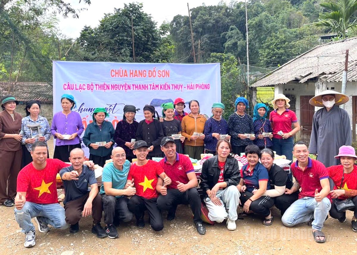Đoàn thiện nguyện tặng quà cho các hộ nghèo thôn Khai Hoang 1.