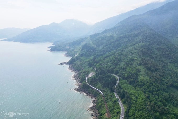 Tåget mellan Hue och Da Nang passerar genom Hai Van-passet.