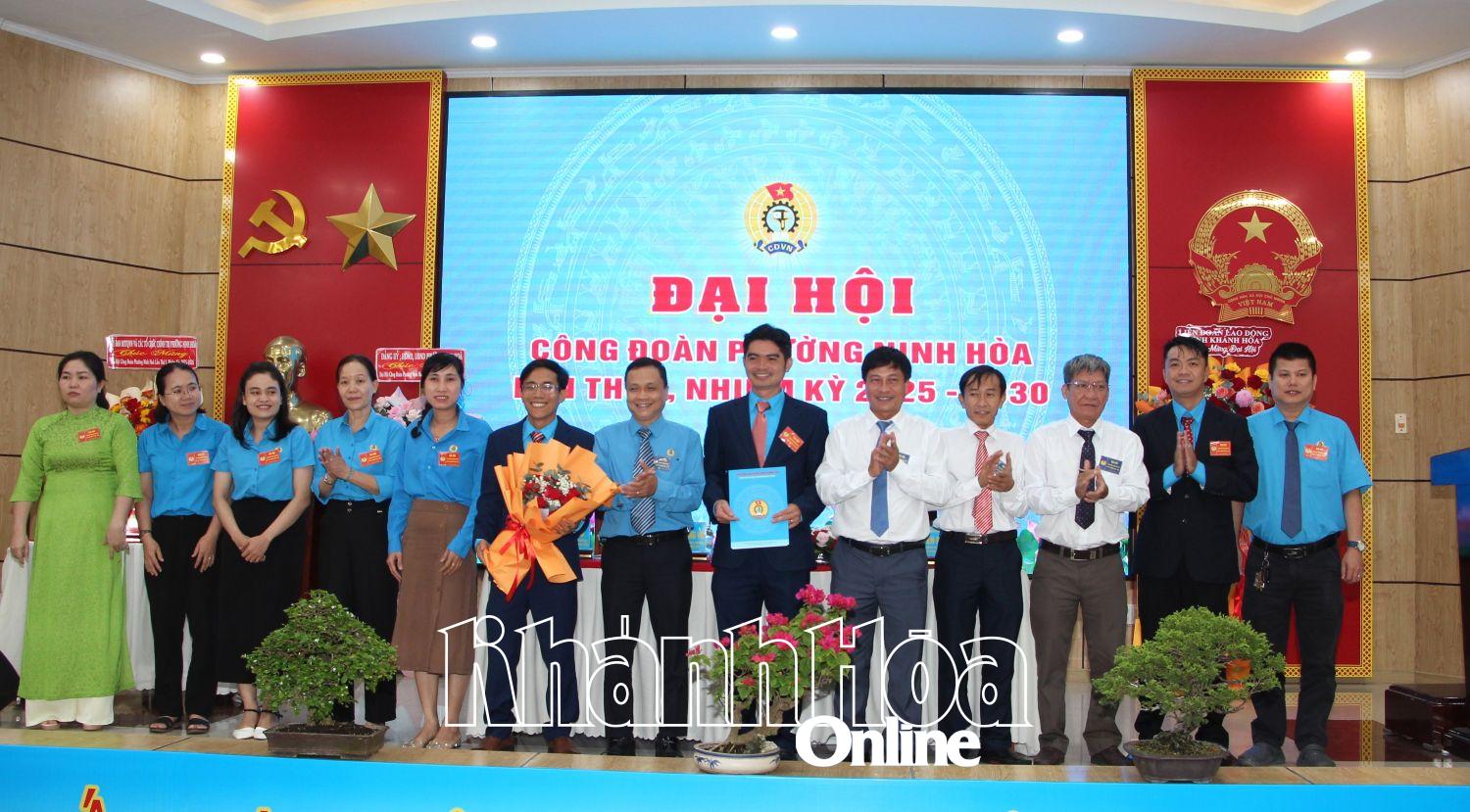 Ledare för den provinsiella arbetarfederationen och Ninh Hoa-distriktet överlämnade beslut och blommor för att gratulera Ninh Hoa-distriktets fackförenings verkställande kommitté för mandatperioden 2025-2030.