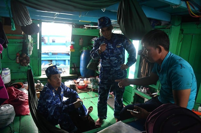 Garda de Coastă a salvat prompt 4 pescari aflați în pericol din cauza valurilor furtunoase din Truong Sa - Foto 1. Cảnh sát biển kịp thời cứu 4 ngư dân gặp nạn giữa sóng gió Trường Sa - Ảnh 1.