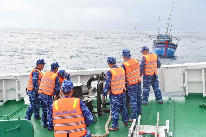Garda de Coastă a salvat prompt 4 pescari aflați în pericol din cauza valurilor furtunoase din Truong Sa - Foto 2. Cảnh sát biển kịp thời cứu 4 ngư dân gặp nạn giữa sóng gió Trường Sa - Ảnh 2.