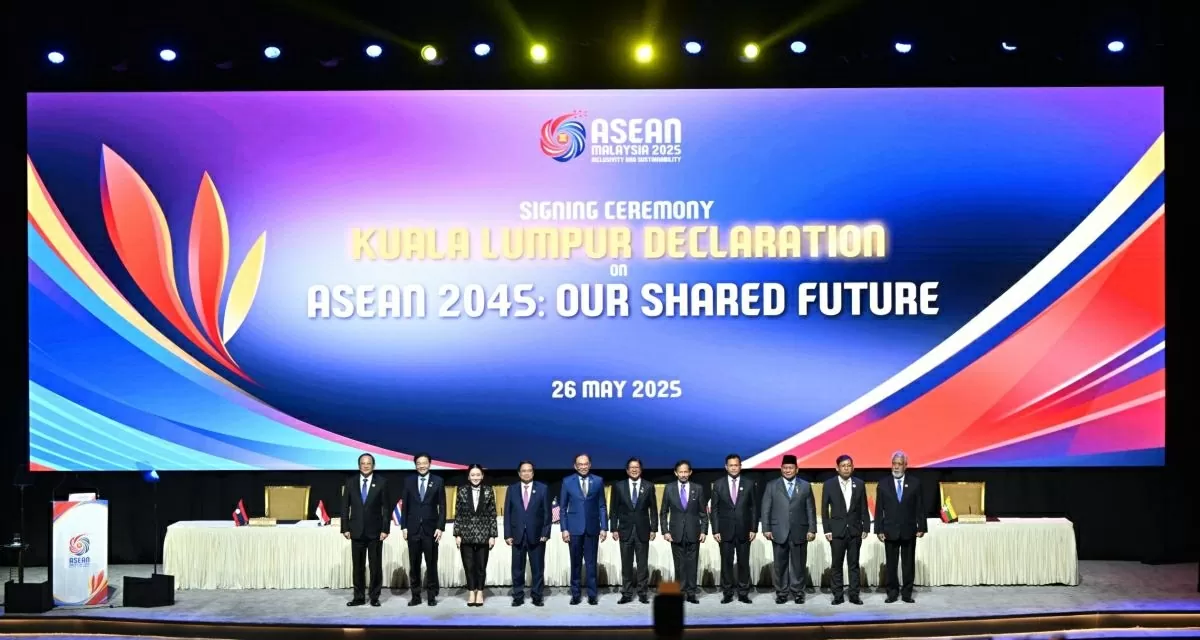 Prim-ministrul Pham Minh Chinh și liderii țărilor ASEAN și ai Timorului de Est la ceremonia de semnare a Declarației de la Kuala Lumpur „ASEAN 2045: Viitorul nostru comun”, pe 26 mai. (Sursa: Myasean.my) Thủ tướng Phạm Minh Chính cùng lãnh đạo các nước ASEAN và Timor-Leste tại lễ ký Tuyên bố Kuala Lumpur “ASEAN 2045: Tương lai chung của chúng ta”, ngày 26/5. (Nguồn: Myasean.my)