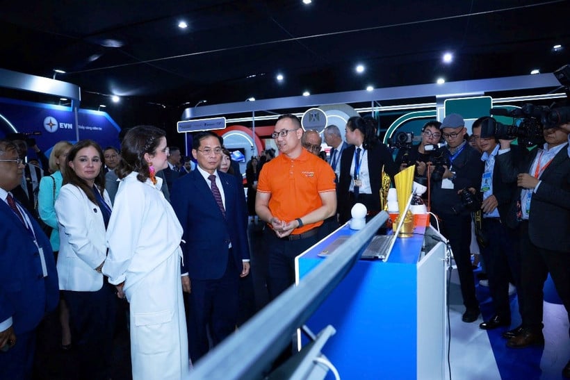 נציג FPT הציג בפני סגן ראש הממשלה בוי ת'אן סון וסגנית נשיא אקוודור מריה חוסה פינטו גונזלס ארטיגאס (בחולצה לבנה) והמשלחת את פלטפורמת ניטור האבטחה החכמה מבוססת בינה מלאכותית.