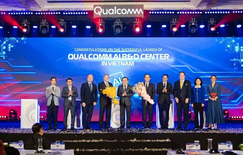 Lansering: En viktig milstolpe: Qualcomm lanserade officiellt sitt AI-forsknings- och utvecklingscenter i Vietnam, vilket markerar ett djärvt steg framåt med stöd av viktiga partners och myndighetspersoner. Lễ ra mắt: Một cột mốc quan trọng: Qualcomm chính thức ra mắt Trung tâm R&D AI tại Việt Nam, đánh dấu một bước tiến táo bạo với sự hỗ trợ của các đối tác chủ chốt và quan chức chính phủ.