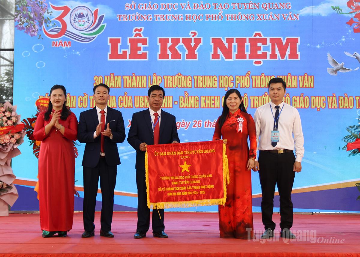 Phó Chủ tịch HĐND tỉnh Lê Thị Thanh Trà tặng Cờ thi đua của UBND tỉnh cho thầy và trò Trường THPT Xuân Vân.
