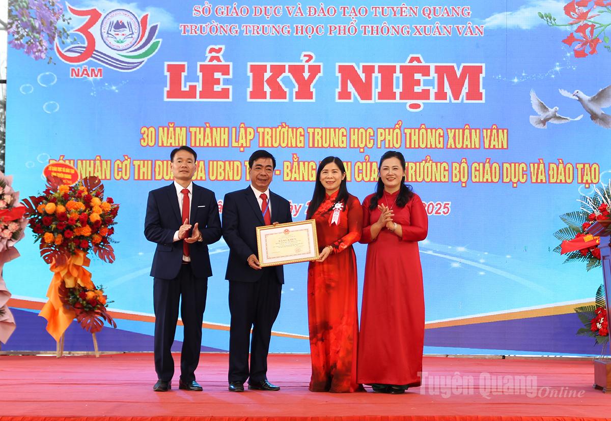 Phó Chủ tịch HĐND tỉnh Lê Thị Thanh Trà tặng Bằng khen của Bộ Giáo dục và Đào tạo cho tập thể Trường THPT Xuân Vân.