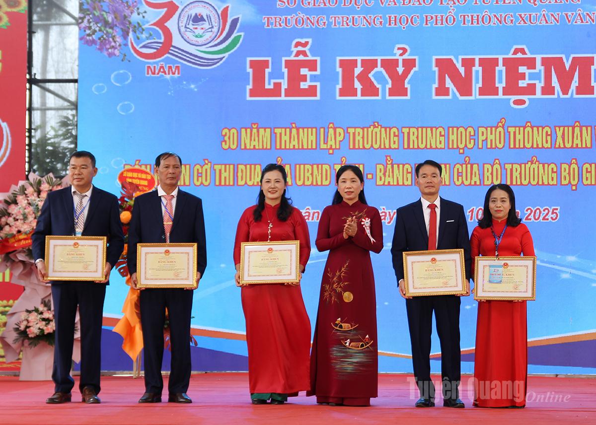 Phó Giám đốc Sở Giáo dục và Đào tạo tặng Bằng khen của Bộ Giáo dục và Đào tạo cho các cá nhân có thành tích xuất sắc.