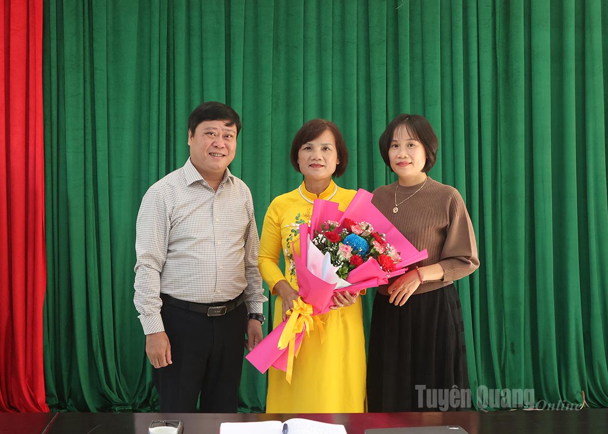 Pemimpin Akhbar Tuyen Quang, Radio dan Televisyen serta Kesatuan Sekerja menyampaikan bunga untuk mengucapkan tahniah kepada rakan seperjuangan Ly Thi Ngan.